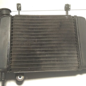 Vista frontal del radiador de agua de aluminio original en color negro para motocicleta Honda CBR 125 R años 2004 a 2006.