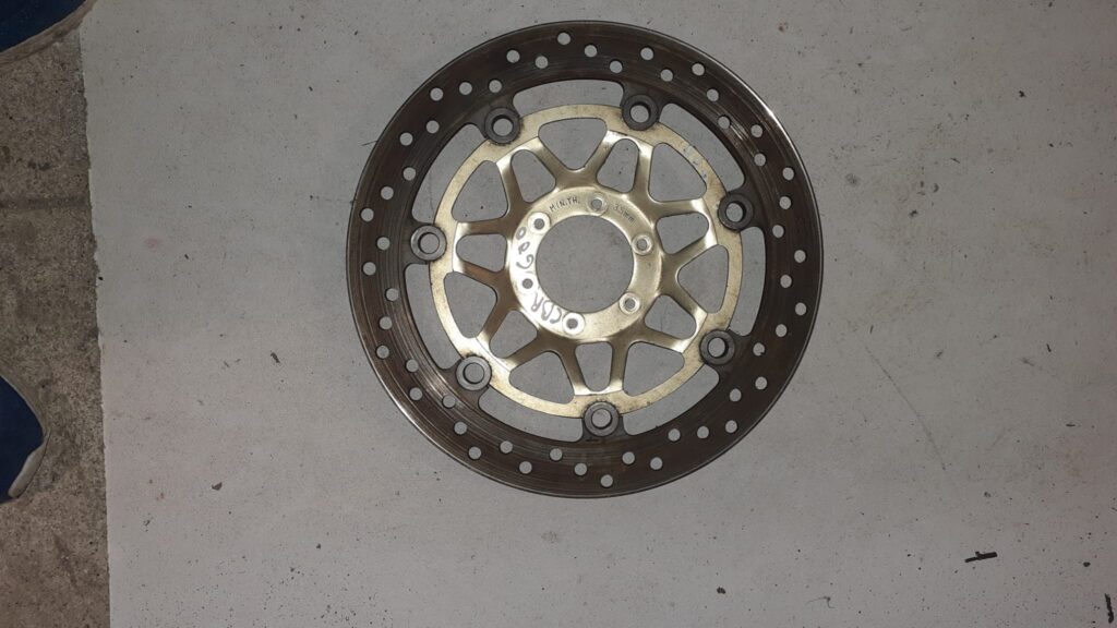 Recambio de disco de freno delantero para Honda CBR 600 F (1999-2000) con centro dorado y anclajes verificados.