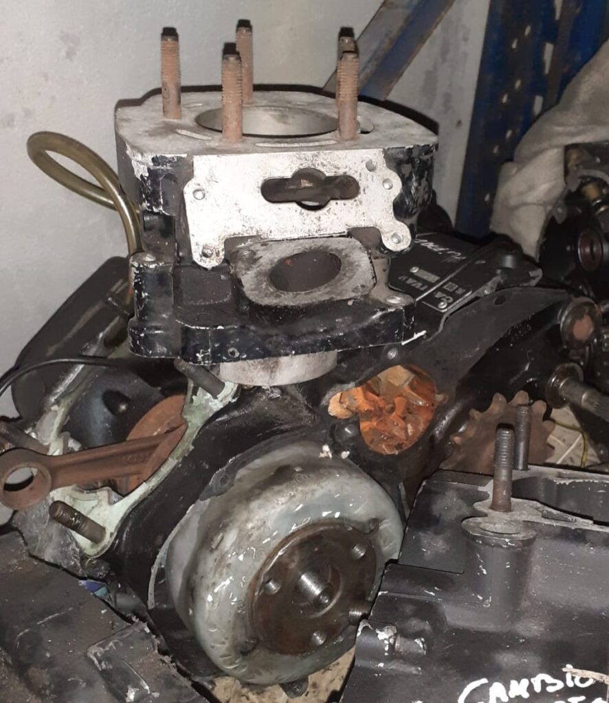 Despiece motor Cagiva Freccia y Mito con cilindro de 5 espárragos, biela y cárter con rotura técnica para recambios.