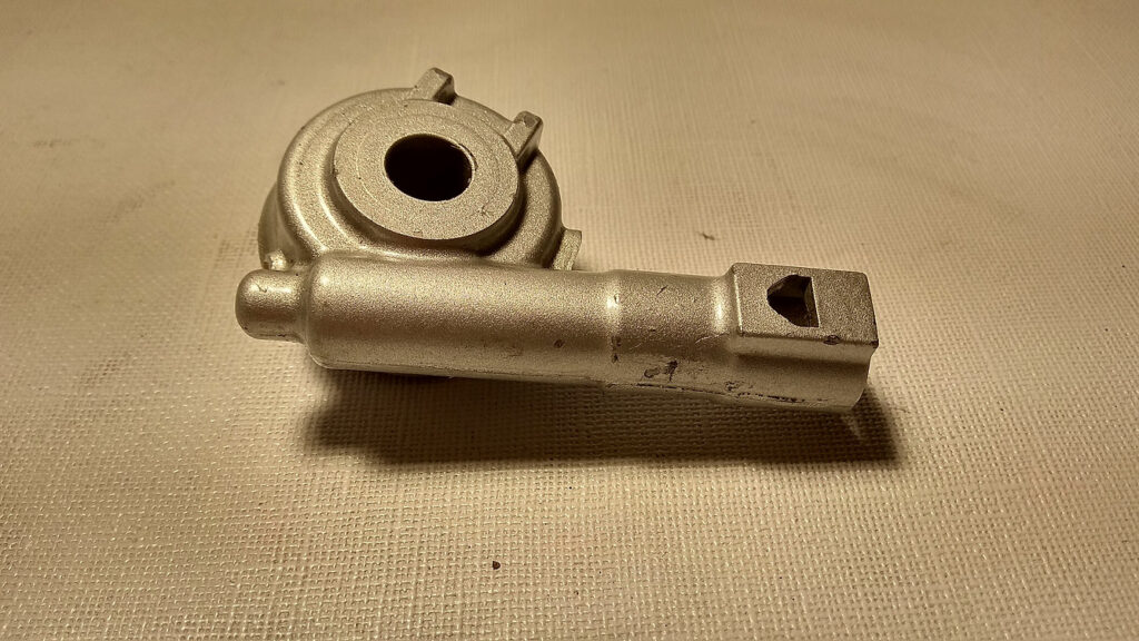 Vista de perfil del reenvío de velocímetro original de aluminio para el eje de rueda delantera de Honda CBR 125 R.