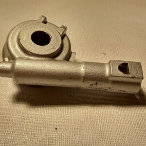 Vista de perfil del reenvío de velocímetro original de aluminio para el eje de rueda delantera de Honda CBR 125 R.
