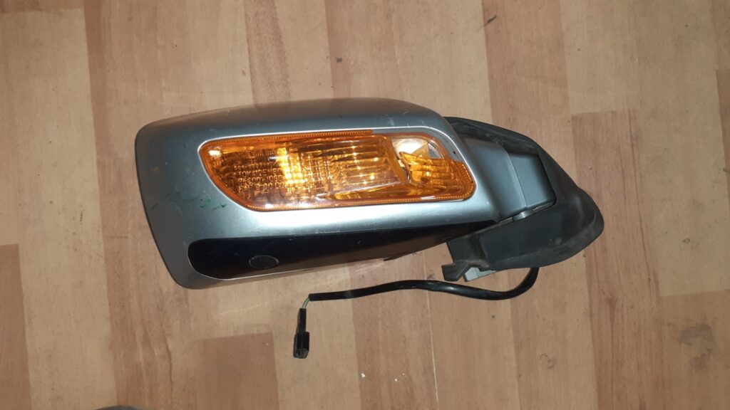 Retrovisor derecho con intermitente original para Suzuki Burgman 650 año 2003. Recambio recuperado en gris plata.