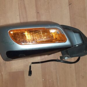 Retrovisor derecho con intermitente original para Suzuki Burgman 650 año 2003. Recambio recuperado en gris plata.