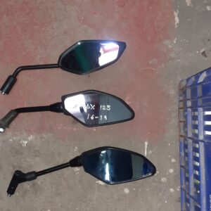 Retrovisor derecho original para Yamaha X-MAX 125, 250 y 400 (2016-2019). Recambio recuperado y verificado en color negro mate.