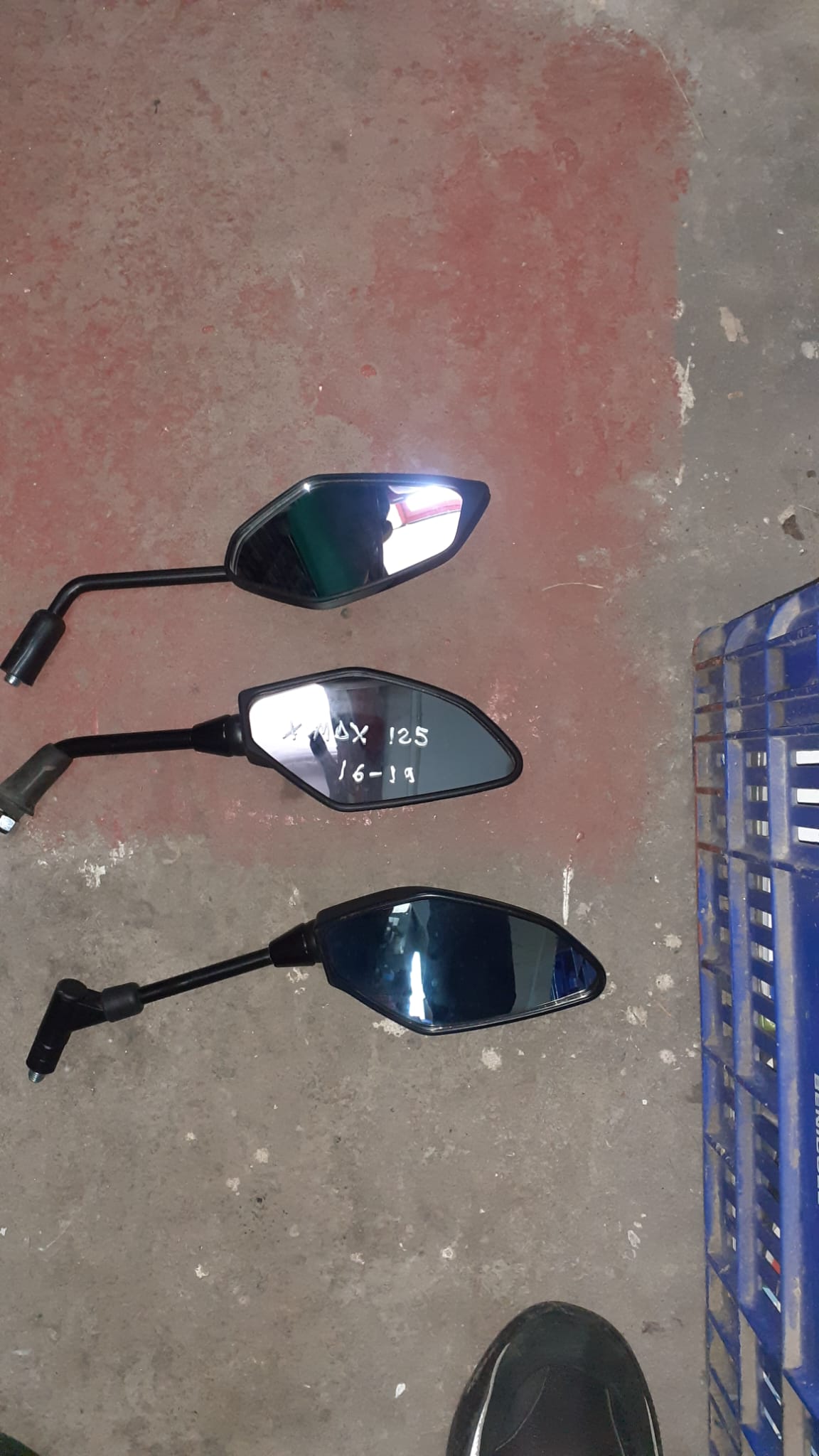 Retrovisor derecho original para Yamaha X-MAX 125, 250 y 400 (2016-2019). Recambio recuperado y verificado en color negro mate.