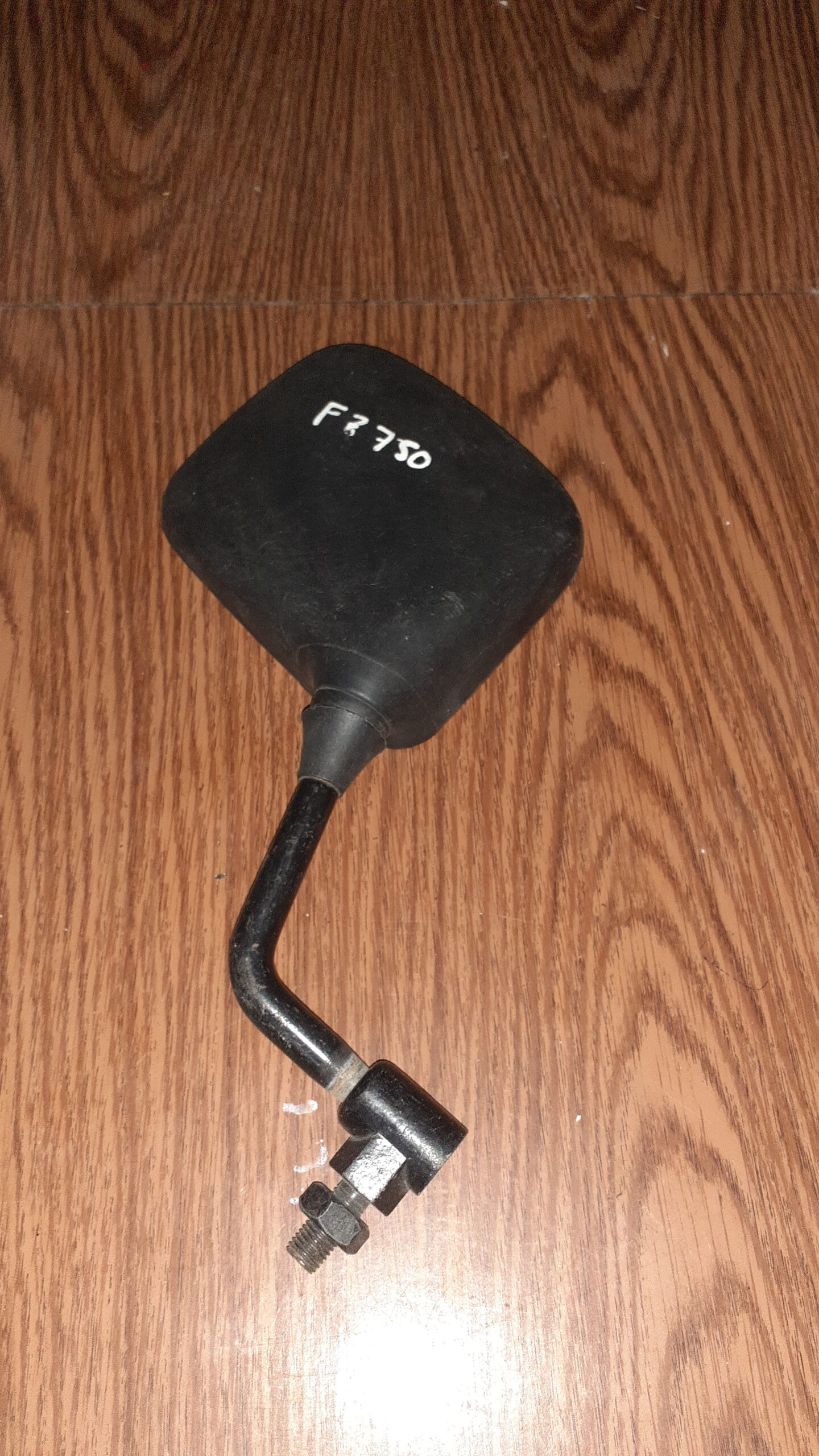 Retrovisor derecho usado para moto Yamaha FZ 750, color negro, con tallo doblado y base de montaje roscada con tuerca.
