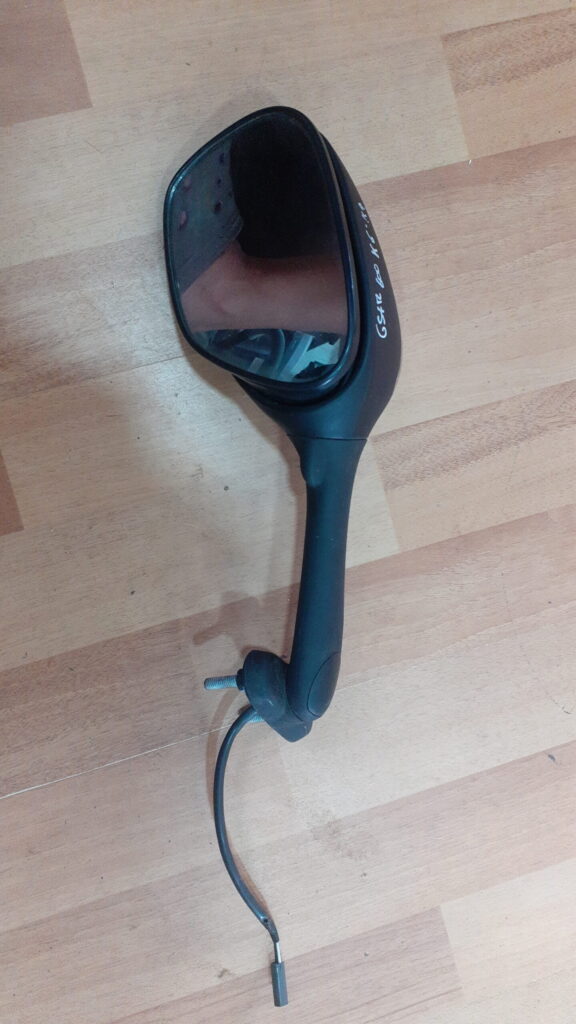 Espejo retrovisor izquierdo usado para Suzuki GSX-R 1000 K5-K6 (2005-2006). Con marca visible y cableado.