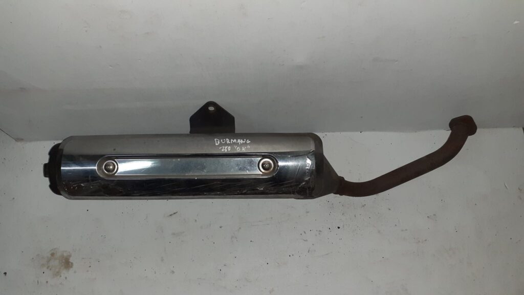 Tubo de escape silencioso original para Suzuki Burgman 250 (2004) con protector térmico cromado y marca de desguace visible.