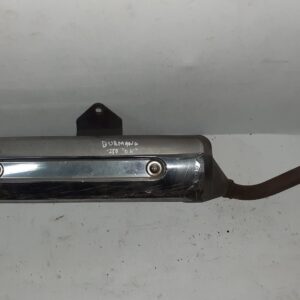 Tubo de escape silencioso original para Suzuki Burgman 250 (2004) con protector térmico cromado y marca de desguace visible.