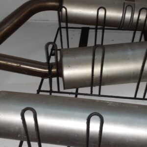 Silenciosos de escape Termignoni para Ducati 996 y 748, ubicados en una estantería de metal negra en un taller.