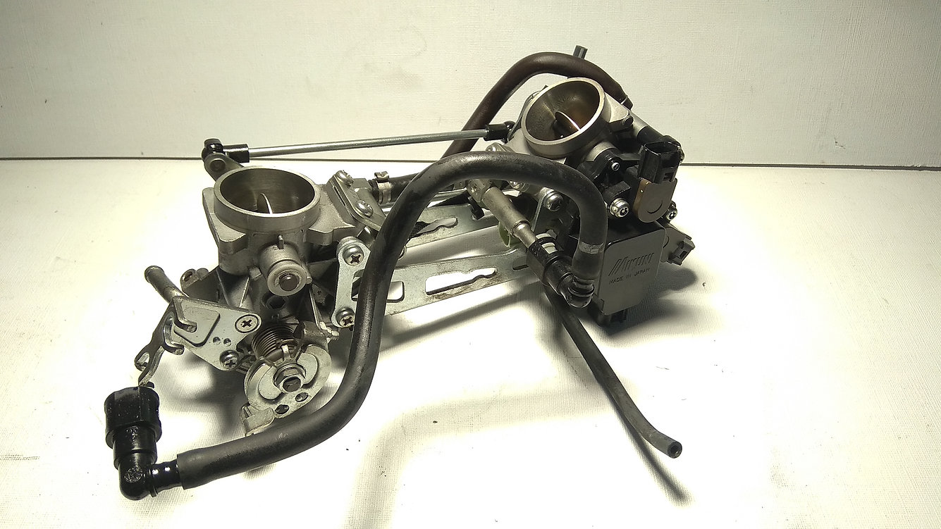 Conjunto de inyección original para Suzuki V-Strom 650 2011. Incluye rampa, mariposas y manguitos.
