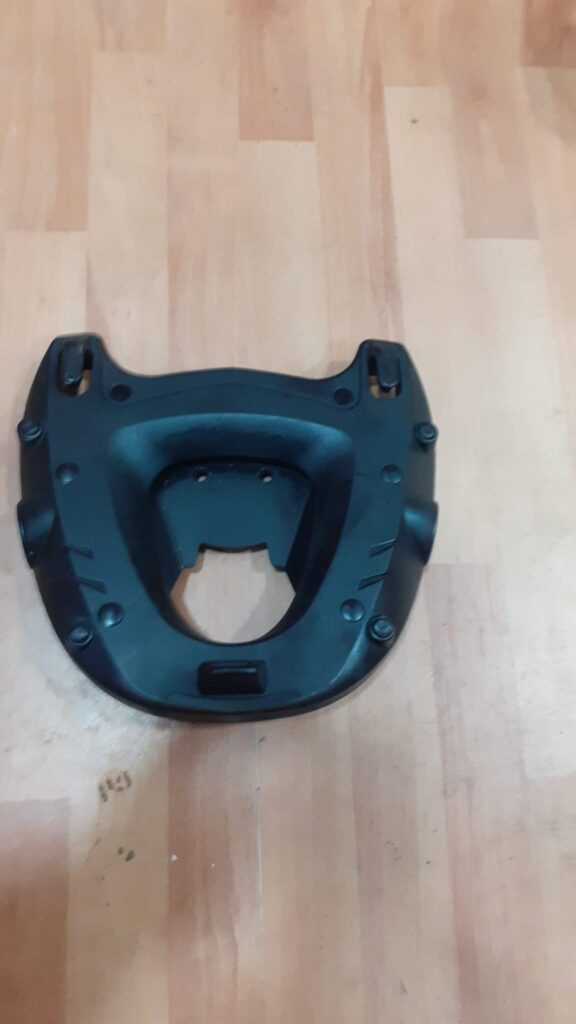 Soporte de baúl trasero y parrilla original para Suzuki Burgman 400 año 2008. Recambio recuperado en perfecto estado.