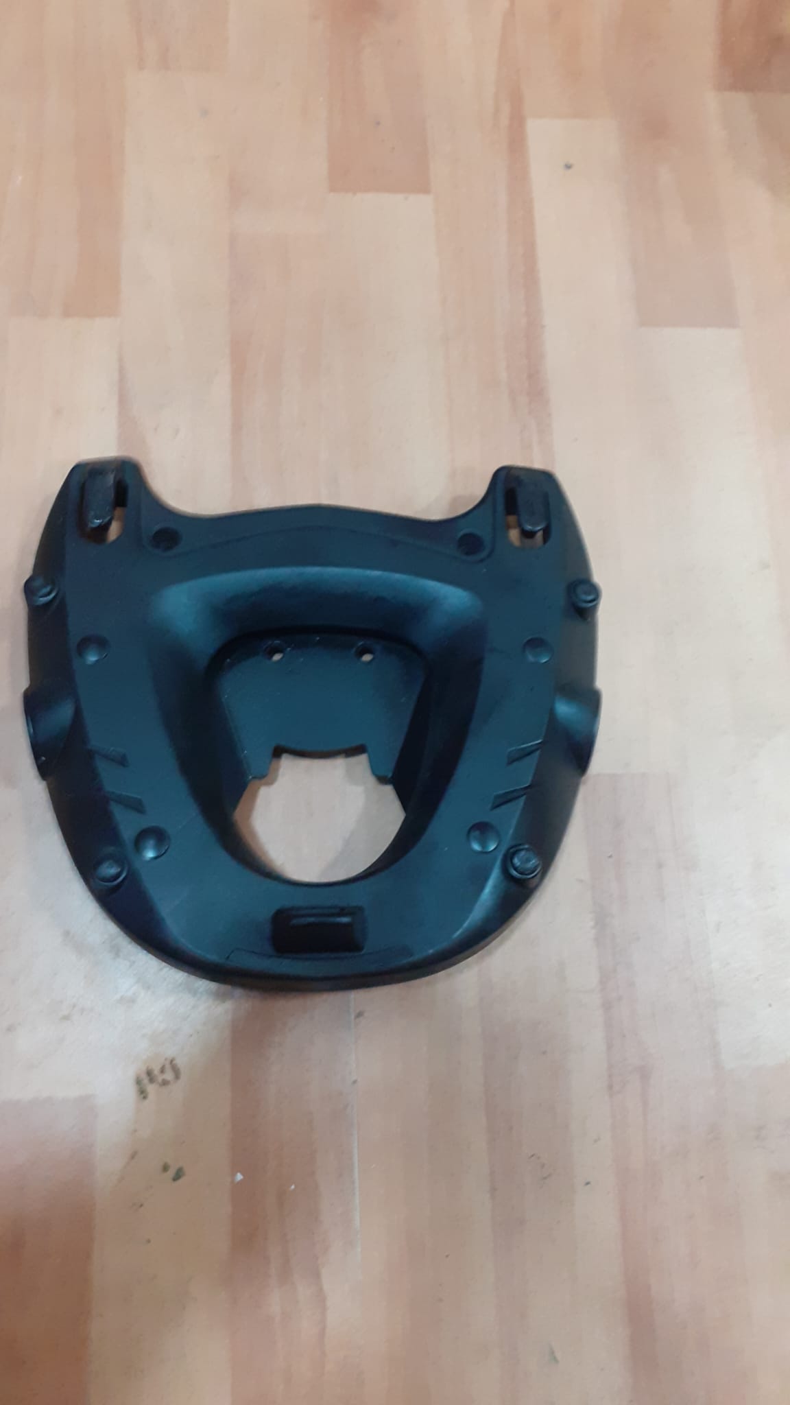 Soporte de baúl trasero y parrilla original para Suzuki Burgman 400 año 2008. Recambio recuperado en perfecto estado.