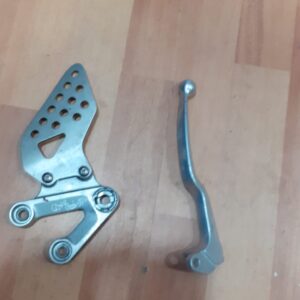 Soporte de estribera y maneta de embrague original para Suzuki GSXR 1000 año 2003. Recambios recuperados y verificados.
