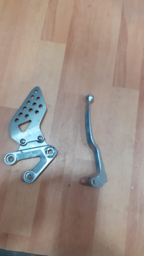 Soporte de estribera y maneta de embrague original para Suzuki GSXR 1000 año 2003. Recambios recuperados y verificados.