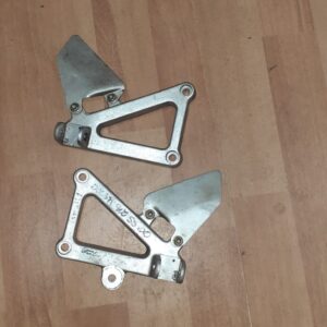 Juego de soportes de estriberas delanteras originales para Ducati 900 SS año 2000. Recambio recuperado en aluminio pulido.