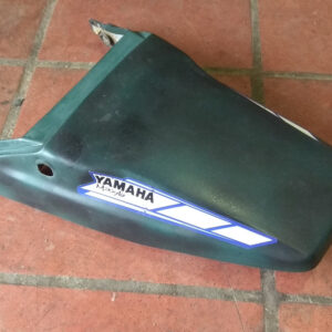 Vista lateral de los soportes metálicos de fijación delanteros del colín trasero negro de Yamaha XT 600 1988.