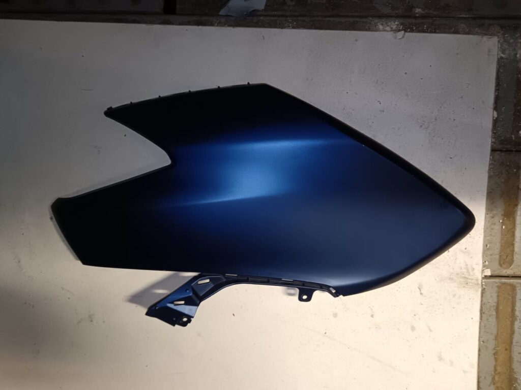 Tapa de carenado lateral superior derecho para Yamaha TMAX 530 (2017-2019). Pieza original azul mate verificada.
