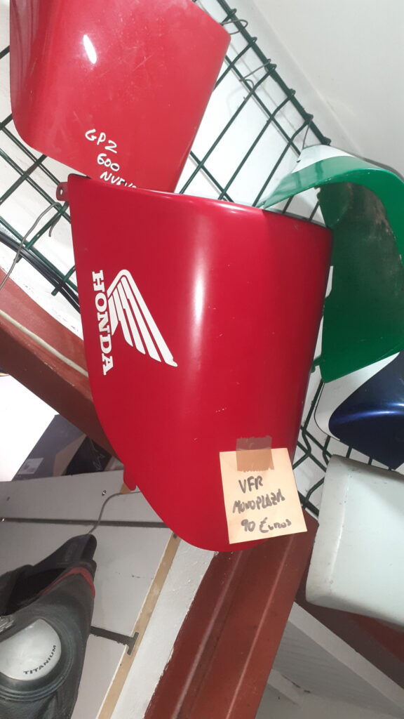 Tapa de colín monoplaza original para Honda VFR 750 de 1995 en color rojo con logotipo de Honda.