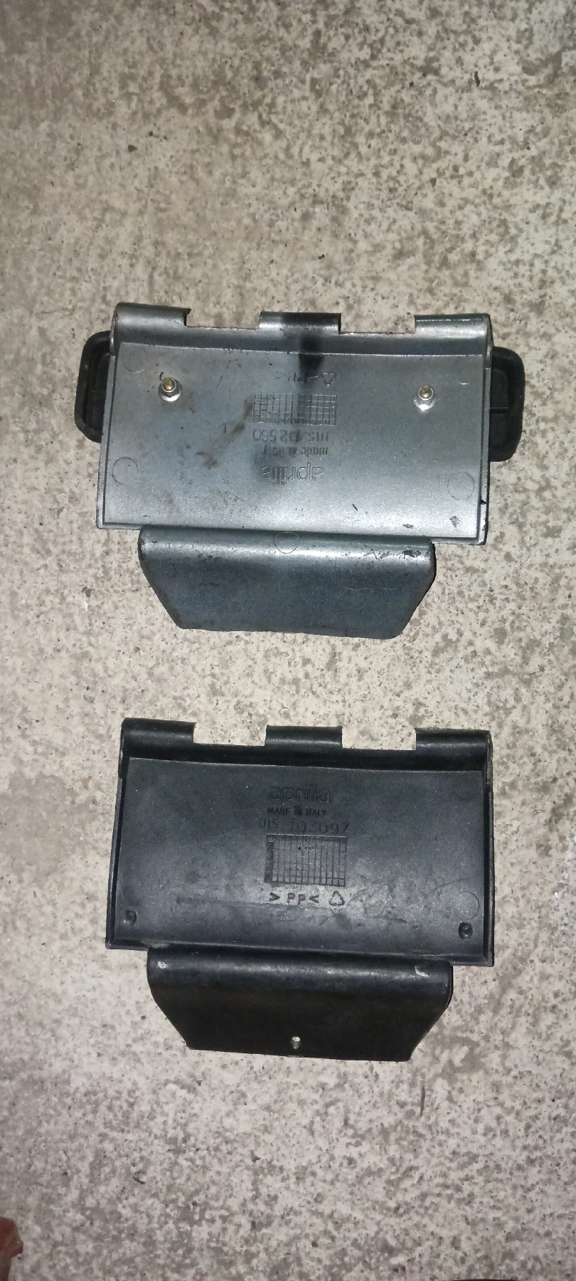 Detalle interior y referencias de fabricación de la tapa de colín original para Aprilia RS 50. Recambio de desguace verificado.