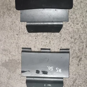 Dos piezas originales para el colín trasero de Aprilia RS 50. Recambios de desguace en buen estado de conservación.