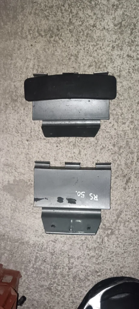 Dos piezas originales para el colín trasero de Aprilia RS 50. Recambios de desguace en buen estado de conservación.