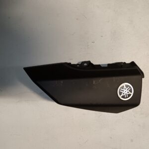 Tapa embellecedora frontal superior derecha original para Yamaha NMAX, color negro mate con logotipo oficial incluido.