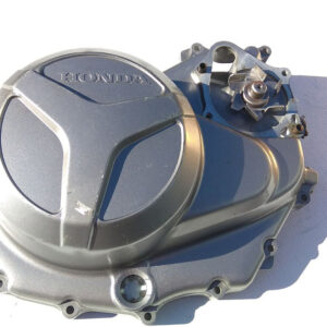 Vista exterior de la tapa de embrague original con mirilla de aceite y módulo de bomba de agua integrado para Honda XL 1000 V Varadero.