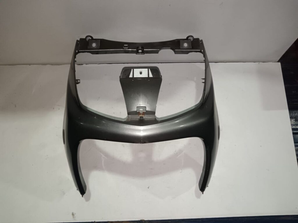 Tapa de escudo frontal central para Yamaha XMAX 125 y 250 (2005-2009). Carenado original gris verificado.