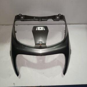 Tapa de escudo frontal central para Yamaha XMAX 125 y 250 (2005-2009). Carenado original gris verificado.