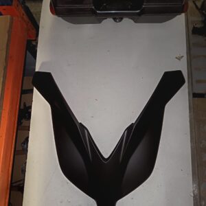 Tapa frontal en V para Yamaha XMAX 125. Carenado delantero original en color negro mate verificado.