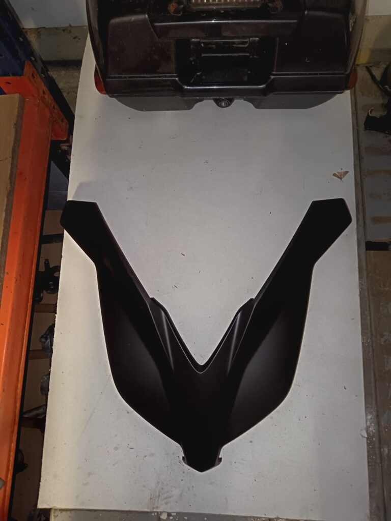 Tapa frontal en V para Yamaha XMAX 125. Carenado delantero original en color negro mate verificado.