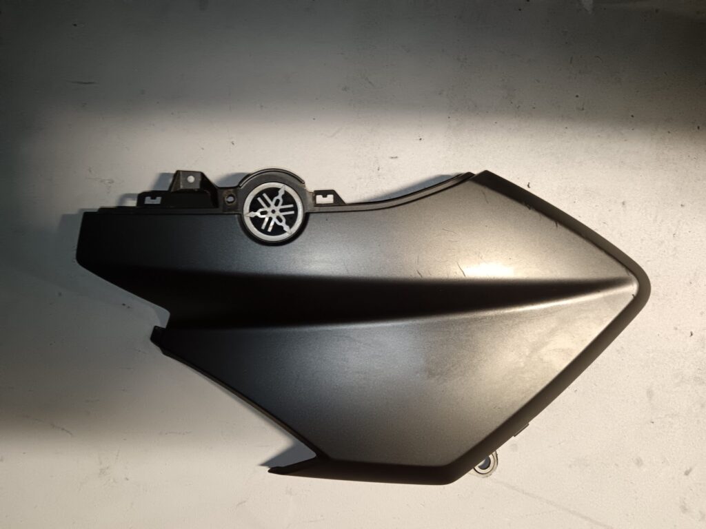 Tapa frontal superior derecha original para Yamaha NMAX en color gris mate, recambio de carrocería con logo oficial.