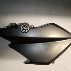 Tapa frontal superior derecha original para Yamaha NMAX en color gris mate, recambio de carrocería con logo oficial.
