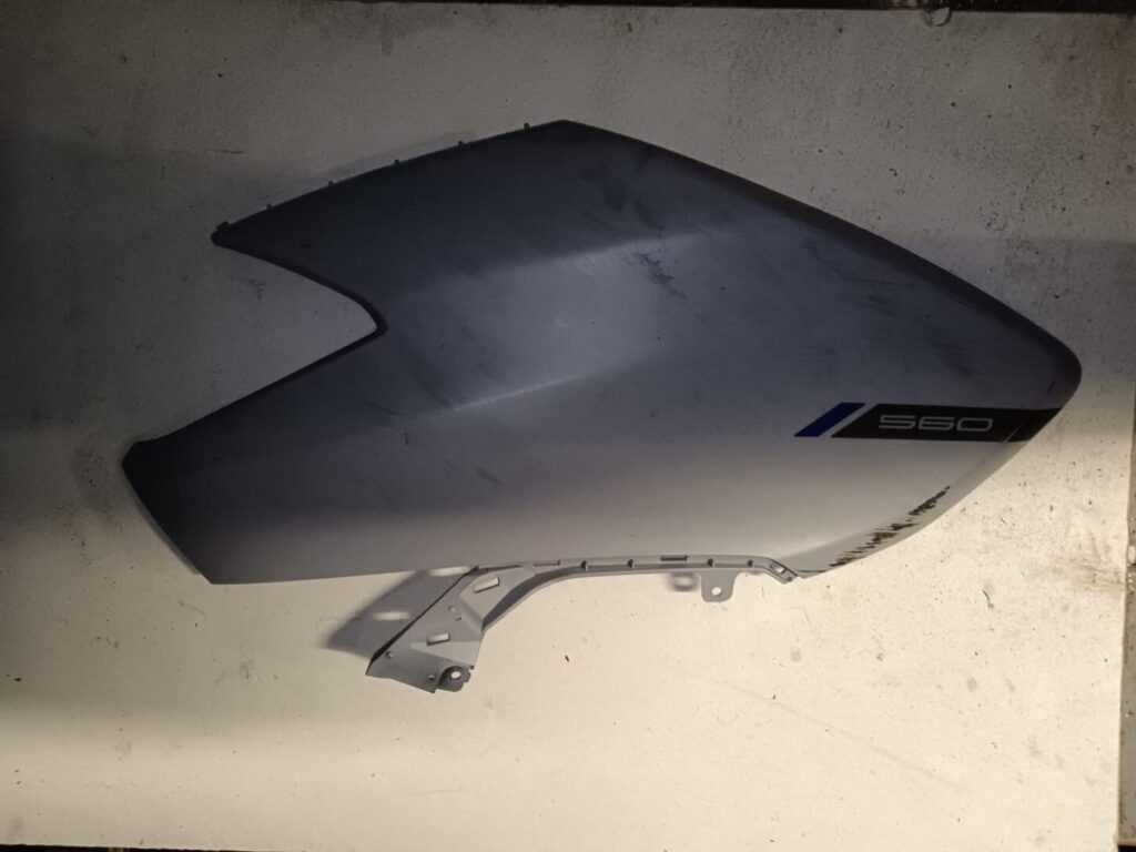 Tapa frontal superior derecha para Yamaha TMAX 560. Carenado original en gris mate con adhesivo 560 verificado.