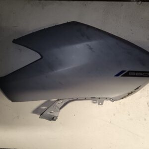 Tapa frontal superior derecha para Yamaha TMAX 560. Carenado original en gris mate con adhesivo 560 verificado.