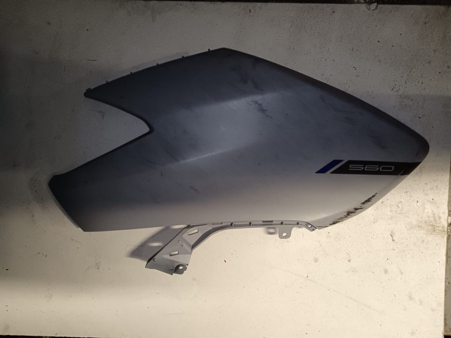 Tapa frontal superior derecha para Yamaha TMAX 560. Carenado original en gris mate con adhesivo 560 verificado.