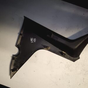 Vista interna de la tapa lateral boomerang derecha para Yamaha X-MAX 125. Detalle de anclajes y soportes originales intactos.