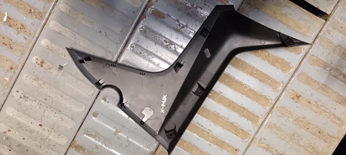 Vista interna de la tapa lateral boomerang izquierda para Yamaha X-MAX 125. Detalle de anclajes y soportes originales intactos.