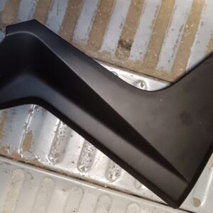 Tapa lateral tipo bumerán izquierda para Yamaha X-MAX 125 (2010-2013). Embellecedor de túnel central en plástico negro mate.