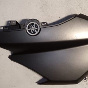 Tapa lateral derecha de carenado para Yamaha X-MAX 125 año 2013. Protector original en color gris mate con logo Yamaha.
