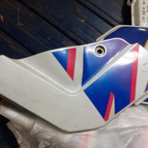Tapa lateral derecha protector de chasis original para Suzuki GSXR 750 año 1992. Carenado en color blanco, azul y rosa.