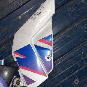 Tapa lateral izquierda de chasis para Suzuki GSXR 750 (1992-1993). Protector original en color blanco con gráficos azules.