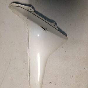 Tapa lateral izquierda original blanca para Yamaha NMAX, vista exterior con acabado brillante.