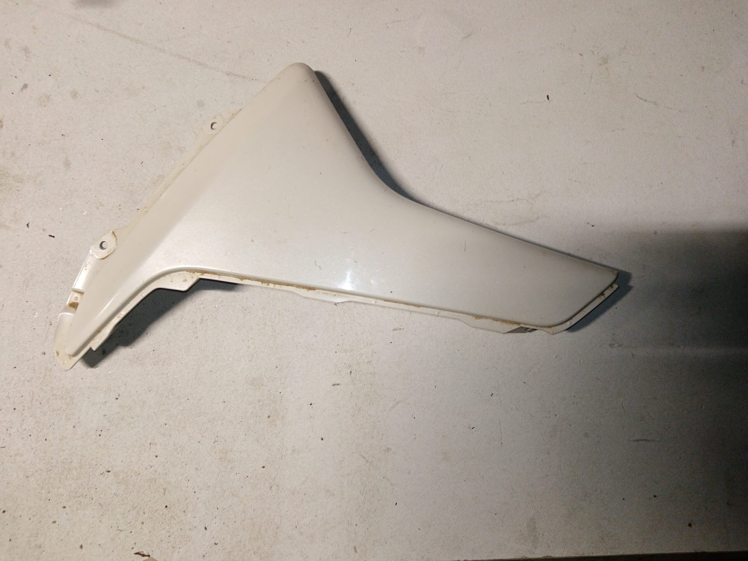 Tapa lateral izquierda blanca de Yamaha NMAX, vista de detalle del carenado original para recambio de scooter.