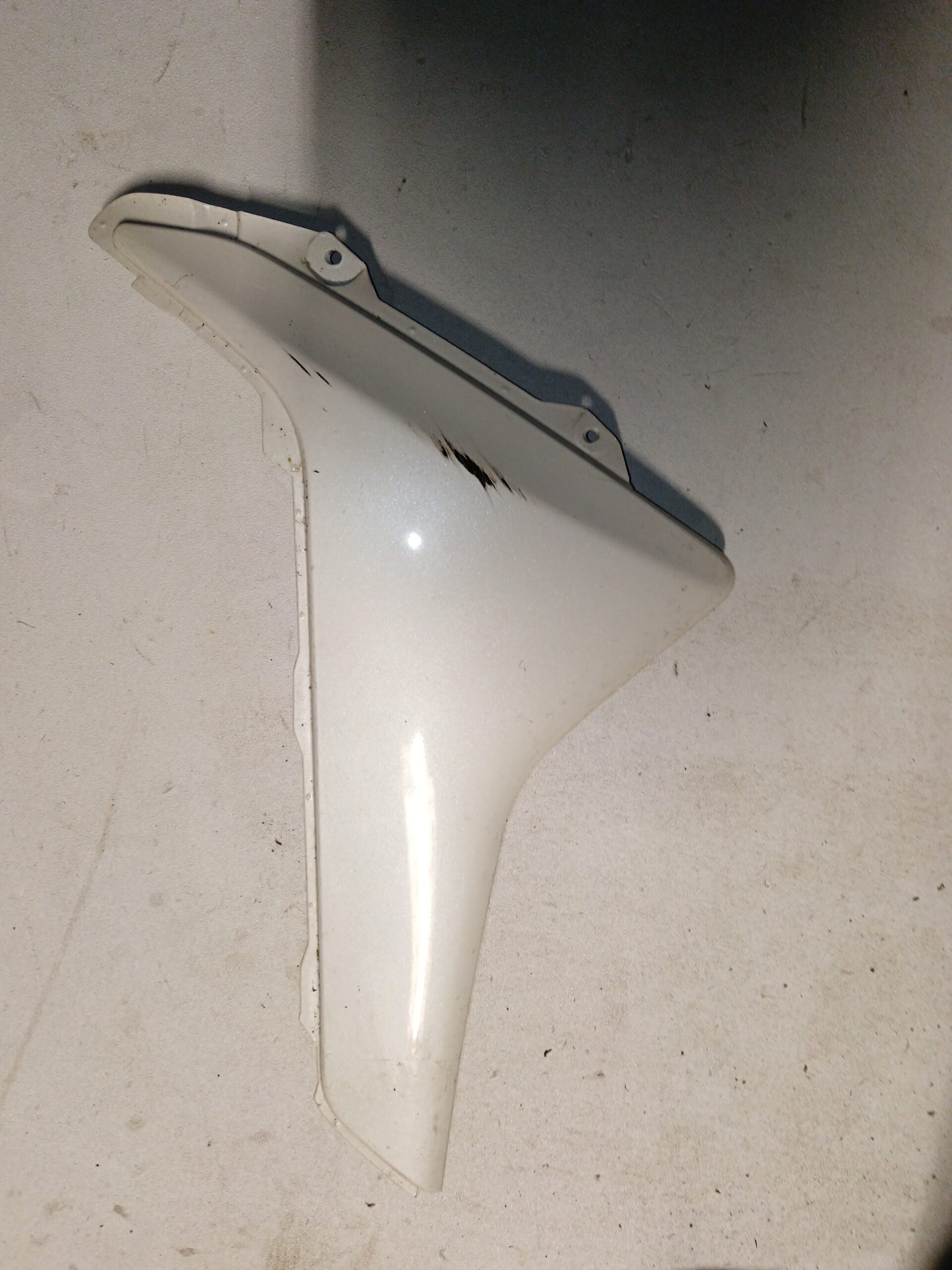 Tapa lateral izquierda original blanca para Yamaha NMAX, vista exterior con acabado brillante.