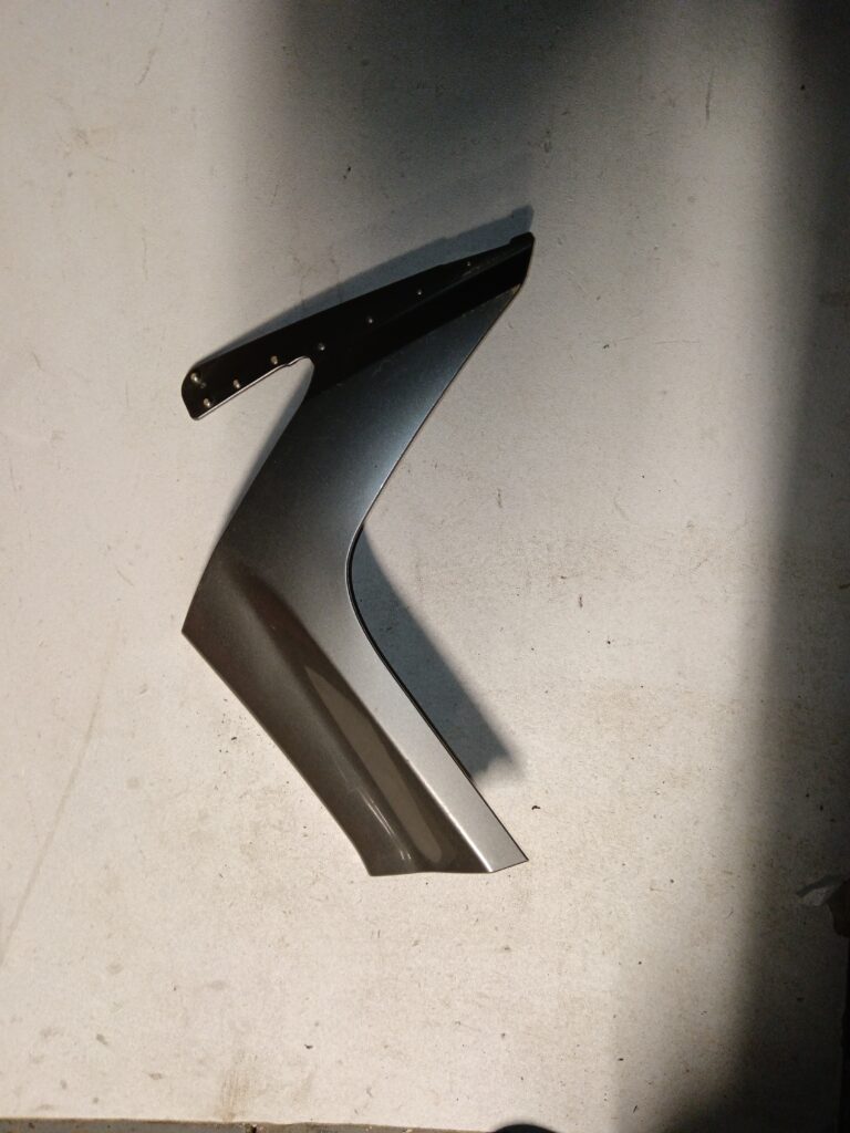 Tapa lateral izquierda para Yamaha XMAX 125 (2010-2013). Recambio original con referencia 37P-F835J-00 en perfecto estado.
