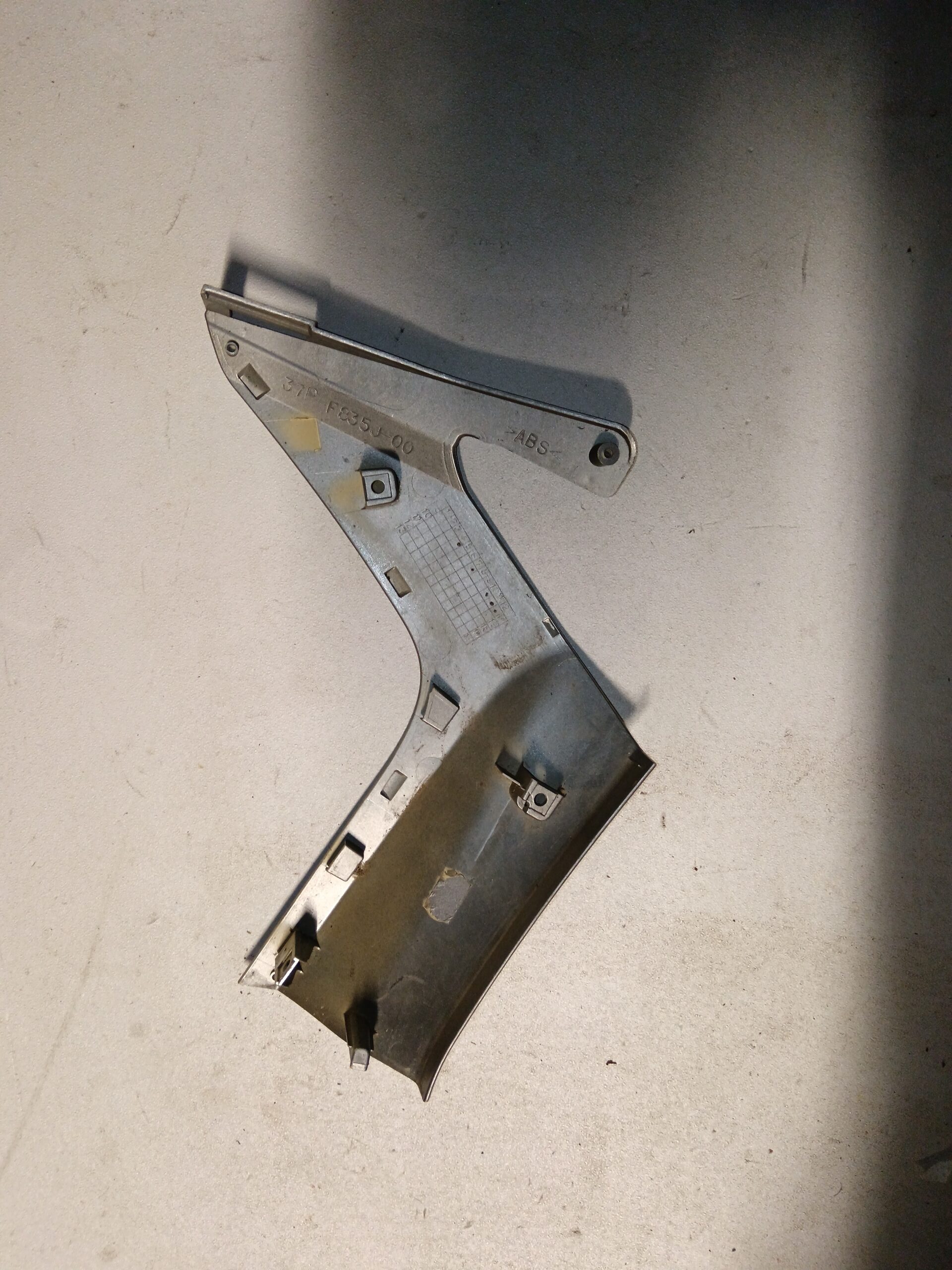 Vista interior de la tapa lateral izquierda para Yamaha XMAX 125 (2010-2013), mostrando anclajes y referencia 37P-F835J-00.