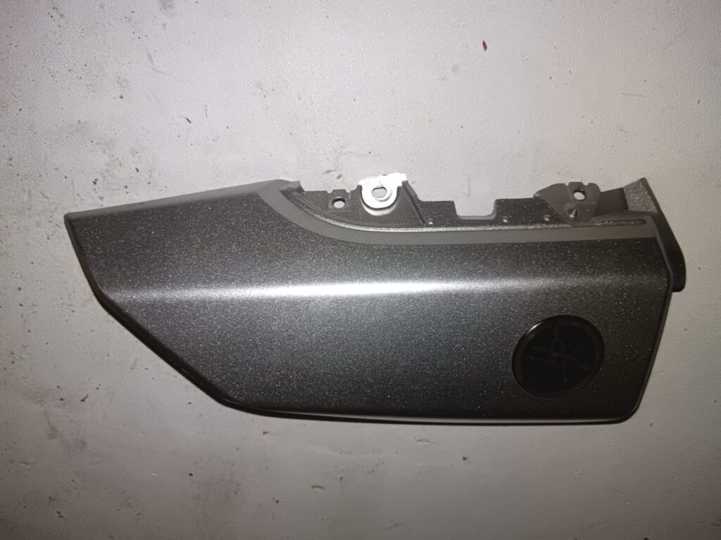 Tapa lateral trasera derecha para Yamaha XMAX 125 año 2013. Carenado de colín original en color gris verificado.