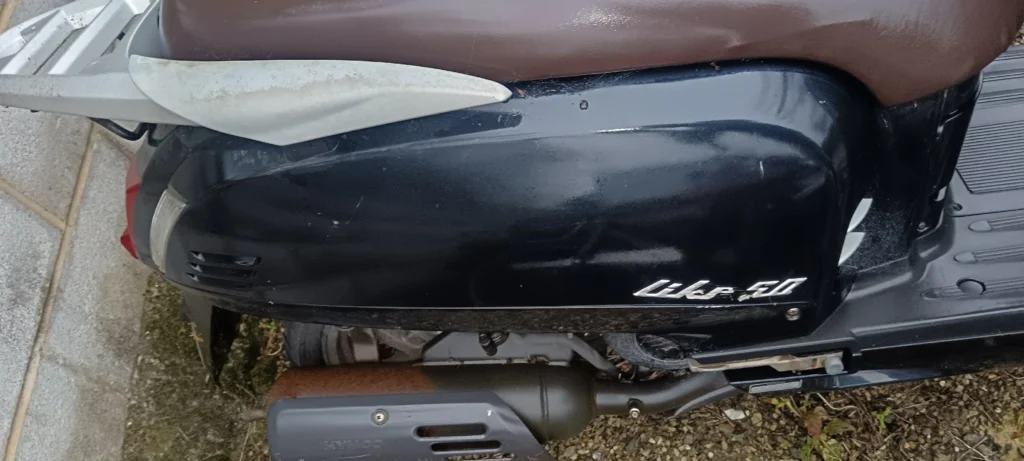 Tapa lateral trasera derecha para Kymco Like 50. Carenado original de color negro con adhesivo de modelo en buen estado.